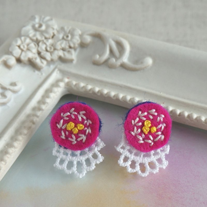 Hand embroidery pierced earring"Vivid circle" - Earrings & Clip-ons - Thread Pink