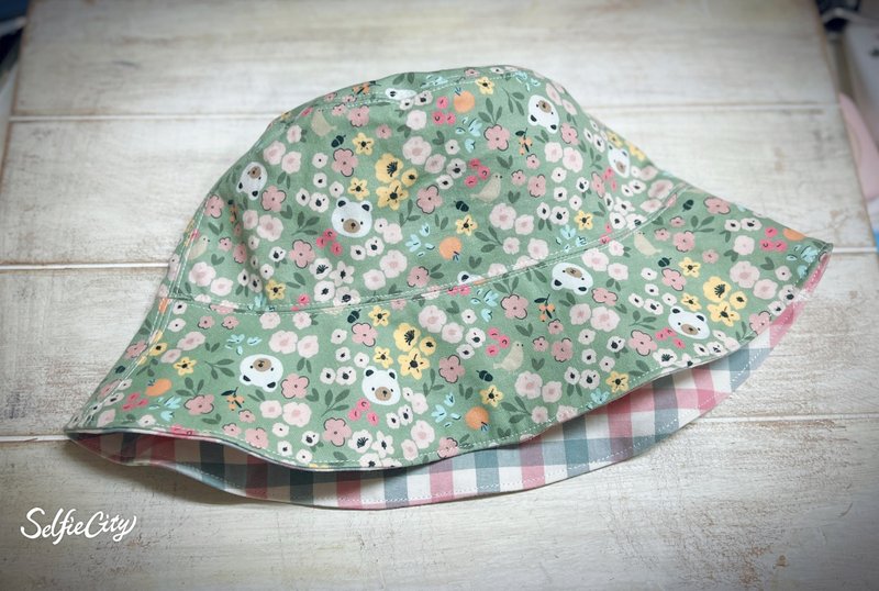 Little White Bear pink flower pollen green plaid double-sided fisherman hat sun hat - หมวก - ผ้าฝ้าย/ผ้าลินิน หลากหลายสี