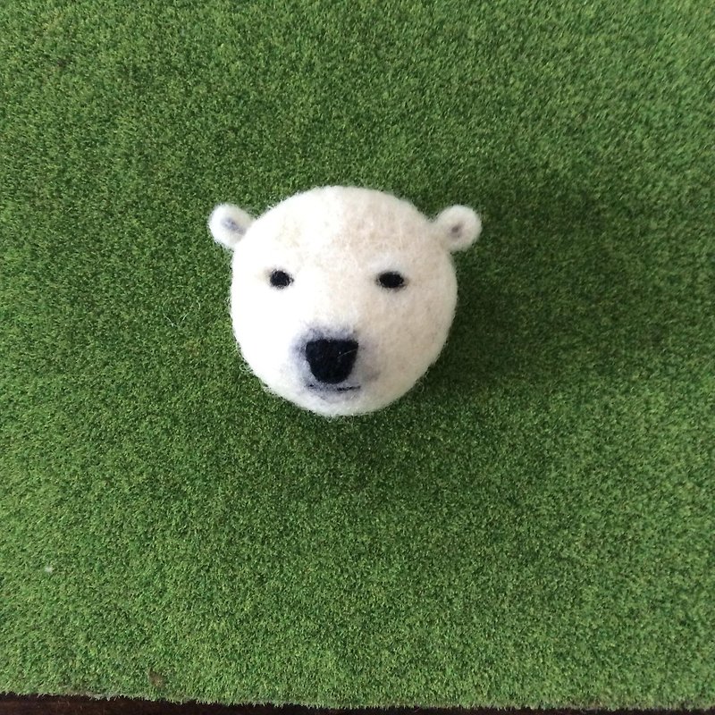 Polar bear Steve face brooch - Brooches - Wool White