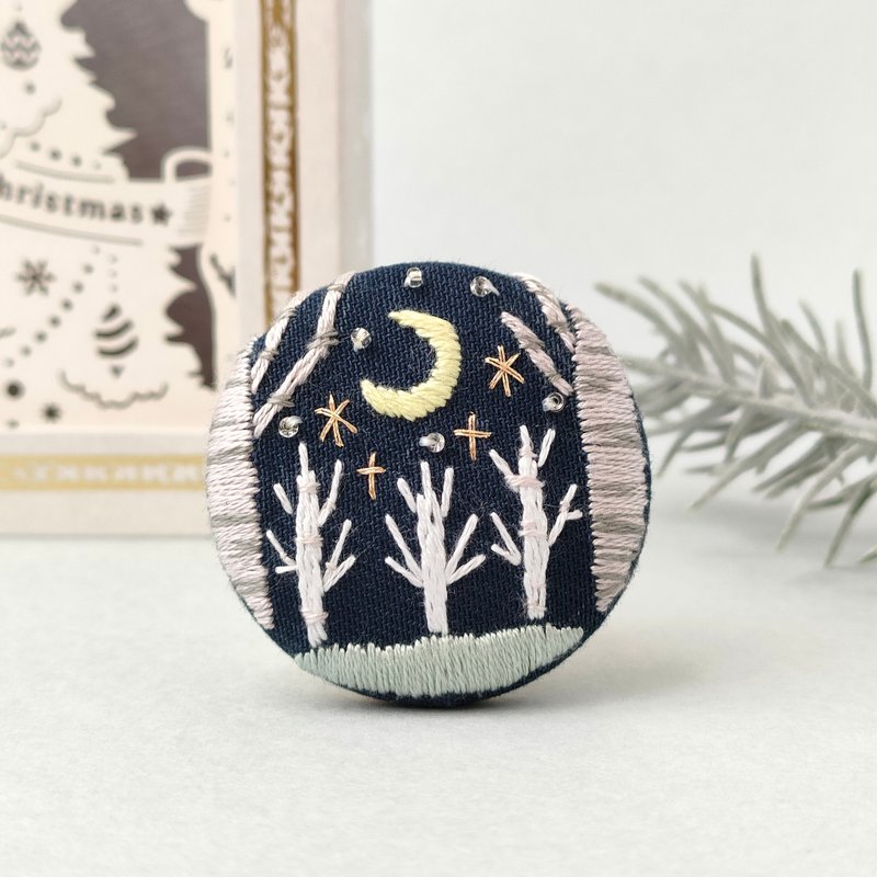 Starry Night Birch Forest Embroidery Brooch - Brooches - Cotton & Hemp White