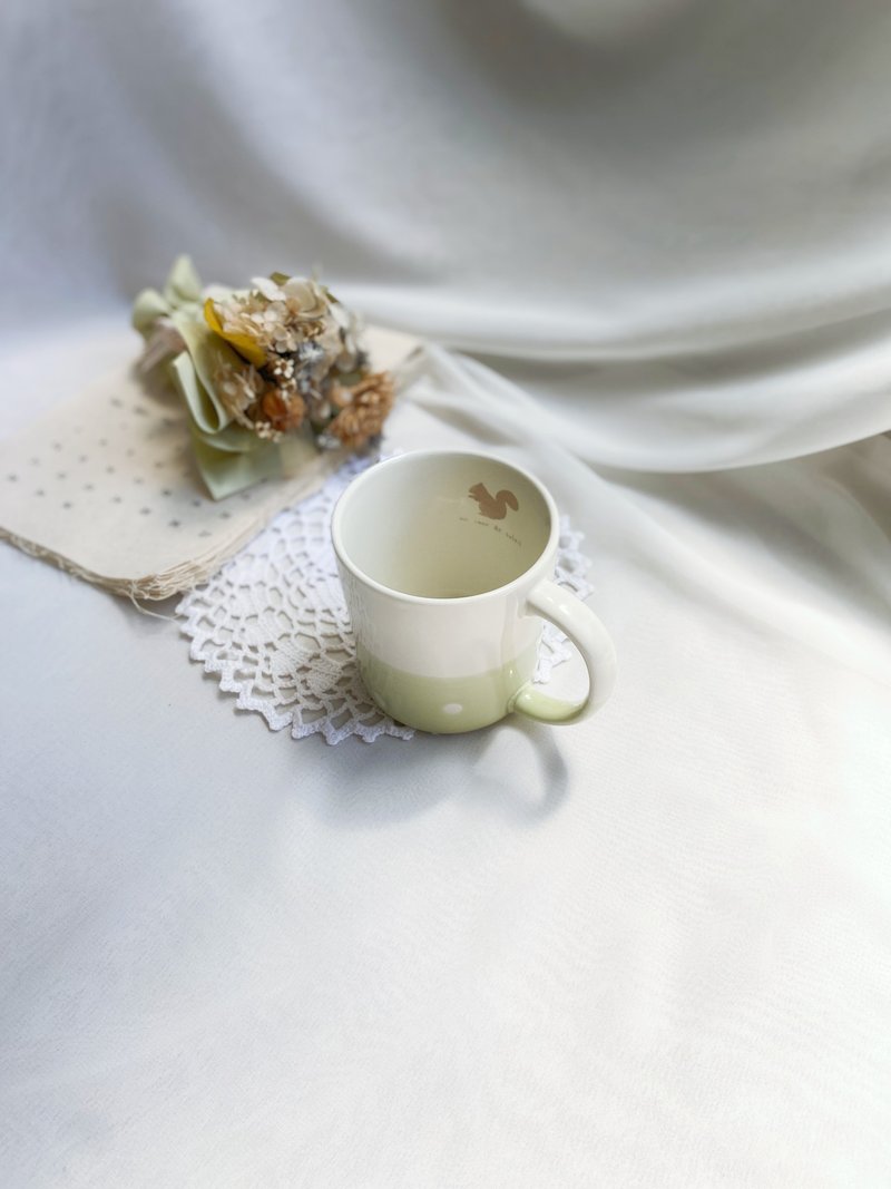 【好日戀物】日本製美濃燒抹茶綠點點水玉松鼠小馬克杯250ml - 咖啡杯/馬克杯 - 陶 綠色