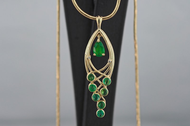 Pendant with natural pear emerald, emeralds and diamonds - สร้อยคอ - เครื่องประดับ สีทอง