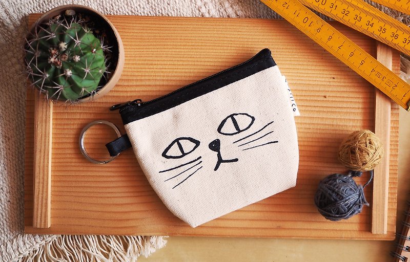 coin bag hand print with black cat - กระเป๋าใส่เหรียญ - ผ้าฝ้าย/ผ้าลินิน สีกากี
