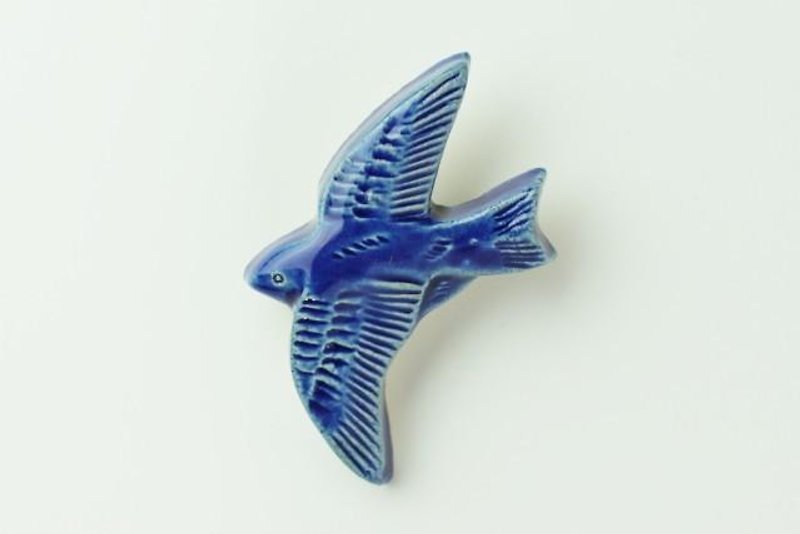 Pottery Brooch Swallow (Cobalt) - เข็มกลัด - ดินเผา สีนำ้ตาล