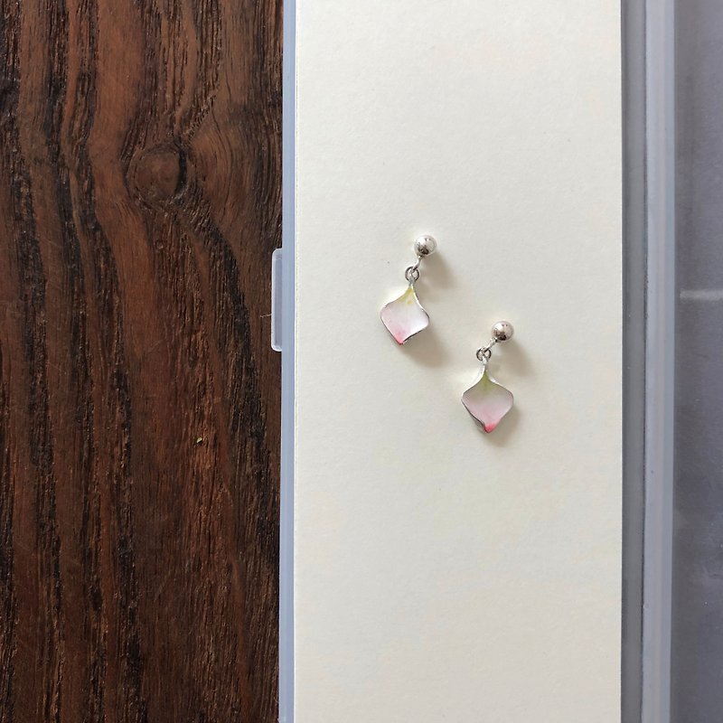 Hand-made sakura bloom ear spring breeze pink earrings - Earrings & Clip-ons - Sterling Silver Pink