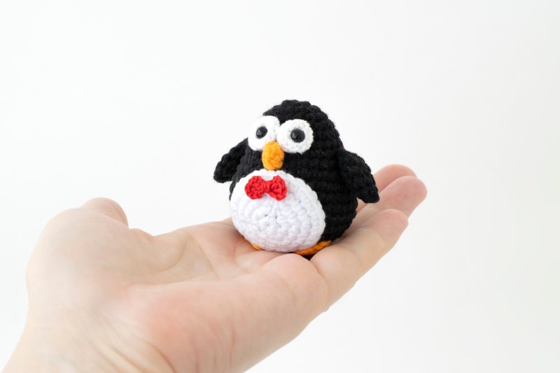 Crochet penguin toy, little pinguin doll, plush toy, Christmas gift, 新年 礼物 - 公仔/玩偶 - 棉．麻 黑色