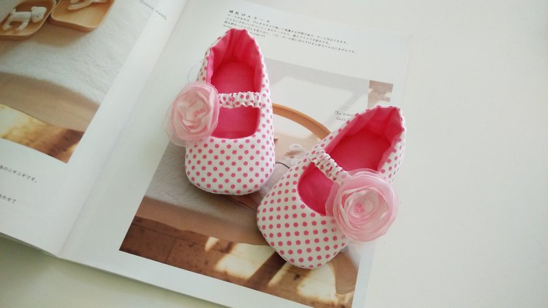 Pink yarn flower births gift doll shoes Baby Shoes - ของขวัญวันครบรอบ - วัสดุอื่นๆ สึชมพู