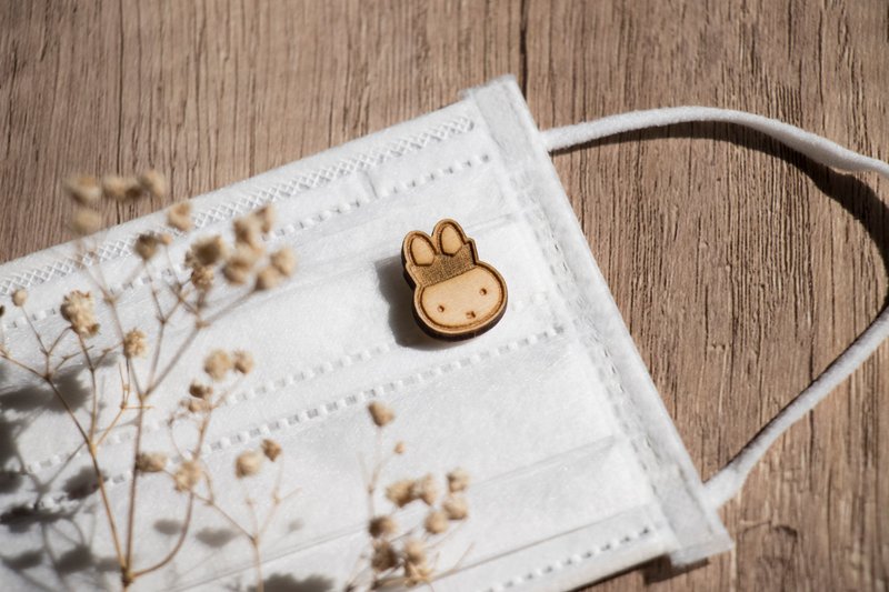 【Pinkoi x miffy】皇冠 miffy 香氛口罩扣 / 磁吸別針 - 胸針 - 木頭 咖啡色