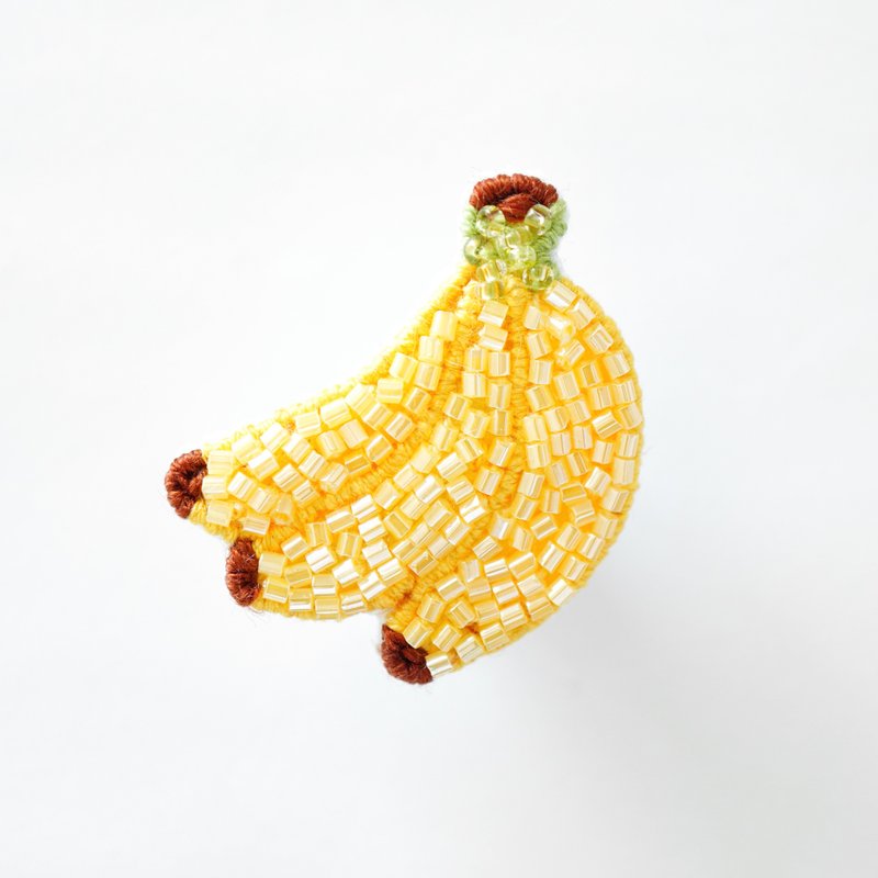 バナナのピンバッジ　ビーズ刺繍ブローチ - 胸針 - 其他材質 黃色