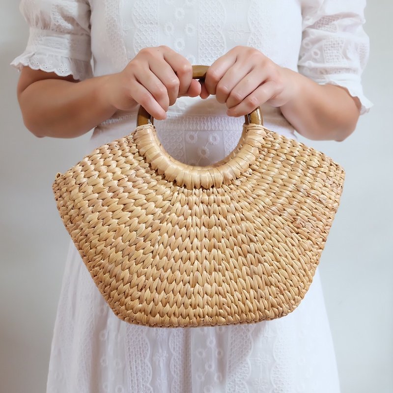 A fan-shaped woven bag with genuine wooden handles. - 手袋/手提袋 - 植物．花 
