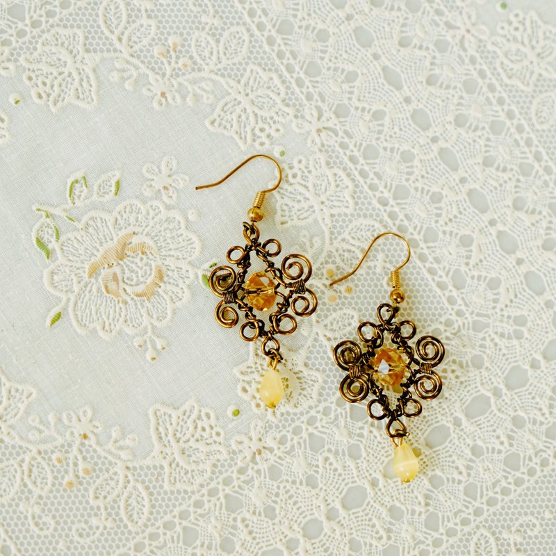 Water drop window grille retro earrings/bronze metal wire/natural crystal/steel needle/anti-allergy - ต่างหู - คริสตัล สีเหลือง