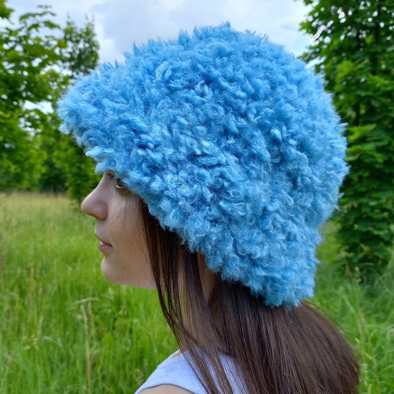 Twisty faux fur bucket hat in a blue. Festival fuzzy hat. Rave bucket hat. - 帽子 - 其他材質 藍色