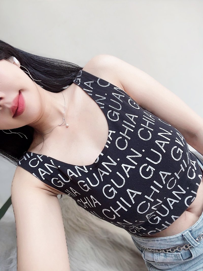 Distressed letter embossed all-over U-neck short version cute vest vintage shirt - เสื้อกั๊กผู้หญิง - ผ้าฝ้าย/ผ้าลินิน สีดำ