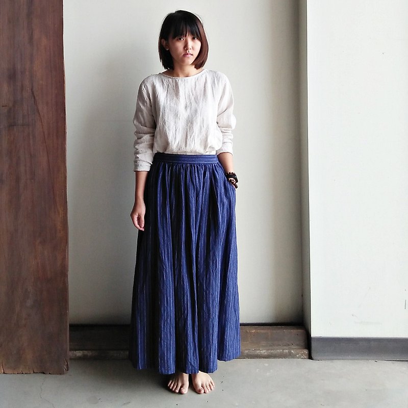 Oblique pocket fine fold elegant long skirt linen denim blue stripes/dark blue stripes - กระโปรง - ผ้าฝ้าย/ผ้าลินิน สีน้ำเงิน