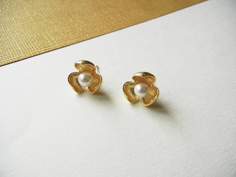 *coucoubird*Three-petal lucky flower earrings - ต่างหู - ทองแดงทองเหลือง สีทอง