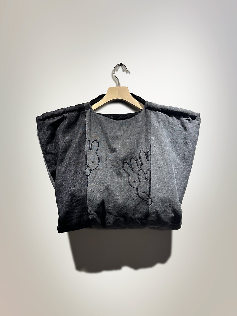 【Pinkoi x miffy】Miffy black denim patchwork double-sided bag - กระเป๋าถือ - ผ้าฝ้าย/ผ้าลินิน สีดำ