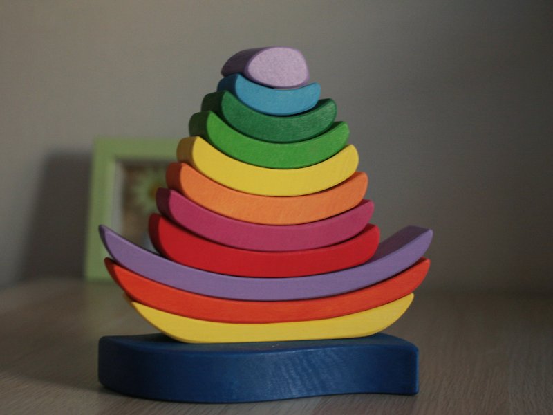 ボート木製レインボースタッキングピラミッド、教育モンテッソーリおもちゃ - 知育玩具・ぬいぐるみ - 木製 多色