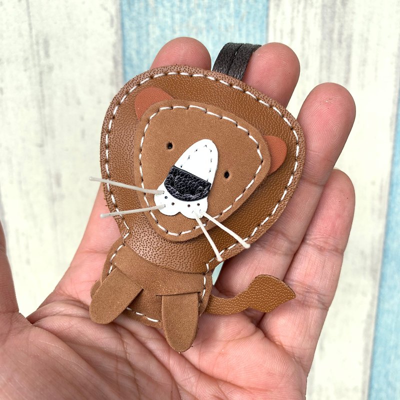 Handmade leather brown cute lion handmade sewn leather bag hanging small size - ที่ห้อยกุญแจ - หนังแท้ สีนำ้ตาล