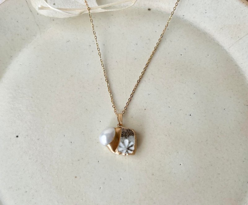 京焼 金継ぎ  ネックレス サージカルステンレスチェーン　アレルギー対応 18K　グレー　花柄　淡水パール　天然石  伝統工芸  No.76 - 項鍊 - 陶 銀色