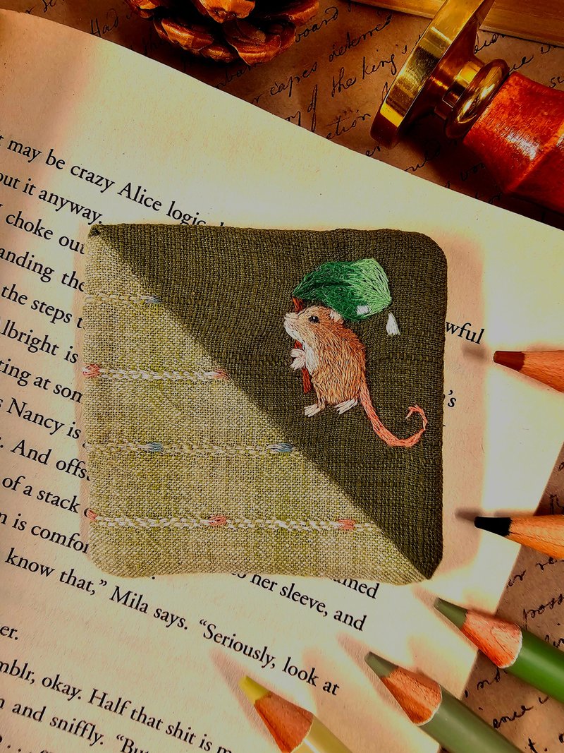 (限量)巢鼠刺繡布書籤-深綠 - 書籤 - 棉．麻 綠色