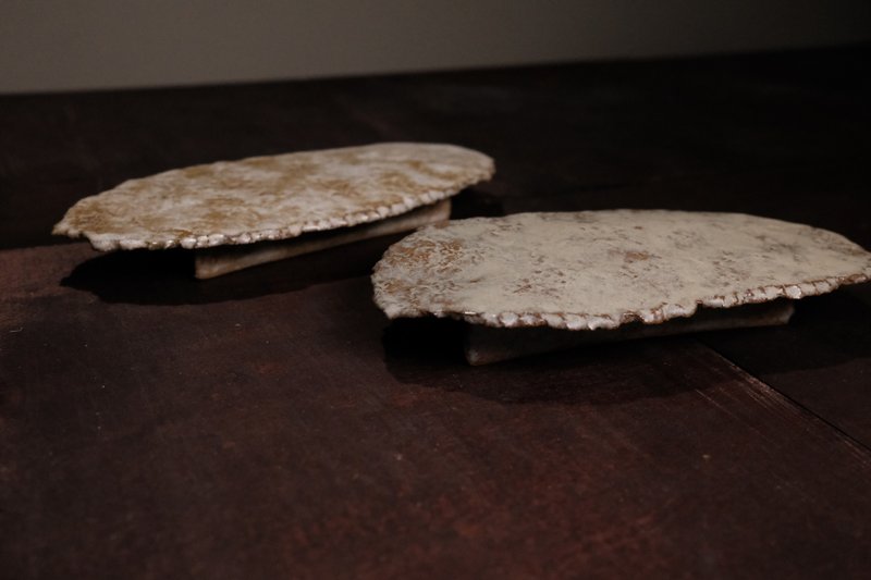 Sorghum flower high flat plate - Plates & Trays - Pottery 