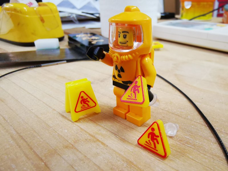 小心地滑迷你三角耳環 【特色黃色膠片指示牌系列】 - 耳環/耳夾/耳骨夾 - 壓克力 