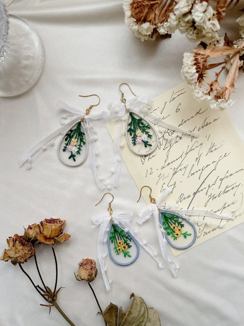 手作刺繡//蝴蝶結花束耳環//可改夾式 - 耳環/耳夾/耳骨夾 - 繡線 白色