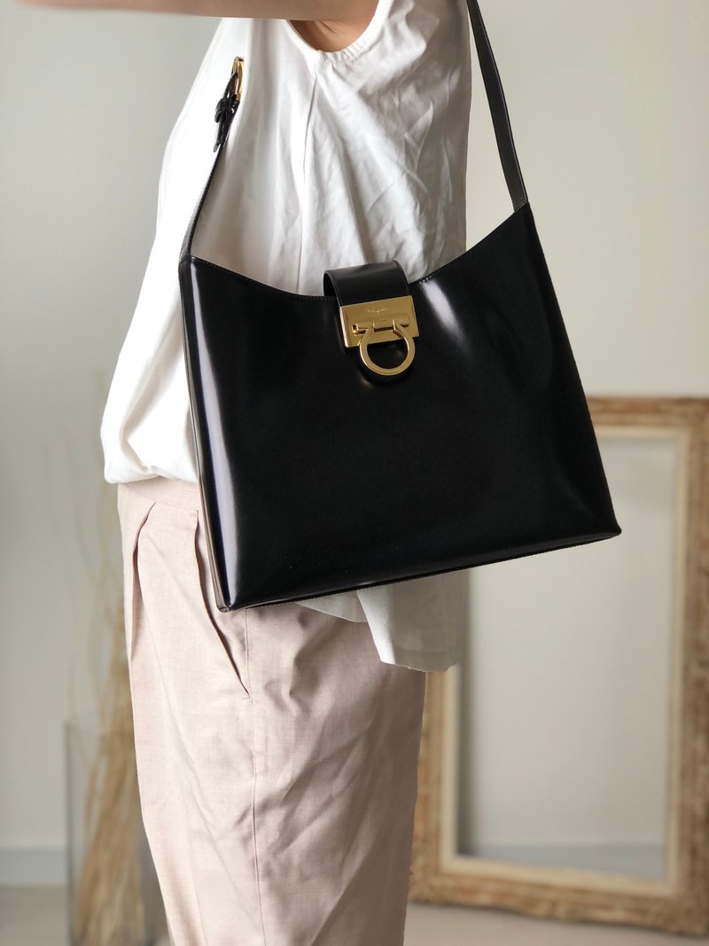 【 日本直送　名牌中古包 】Salvatore Ferragamo ショルダーバッグ ブラック ガンチーニ レザー ワンショルダーバッグ j6g6xf - 側背包/斜背包 - 真皮 黑色
