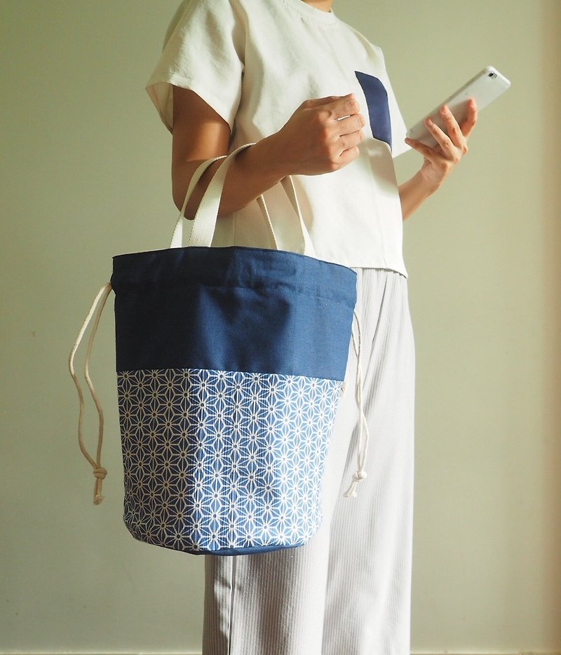 原創手工縫製托特側肩包帆布水桶包 日本和風簡約藍白幾何圖案 - 側背包/斜背包 - 棉．麻 藍色