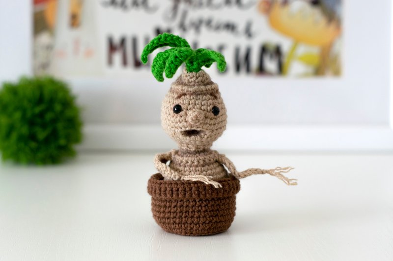 Crochet miniature toy stuffed mandrake with an open mouth, planted in a pot - 玩偶/公仔 - 棉．麻 咖啡色