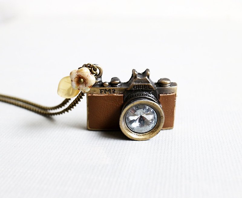 Leather camera necklace Autumn's Tale - Long Necklaces - Other Metals Brown
