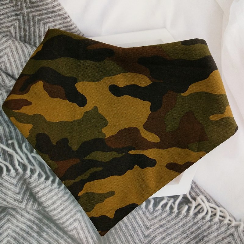 Personalized camouflage. Thickened warm double-sided triangle saliva towel (name can be embroidered) - ผ้ากันเปื้อน - ผ้าฝ้าย/ผ้าลินิน สีนำ้ตาล