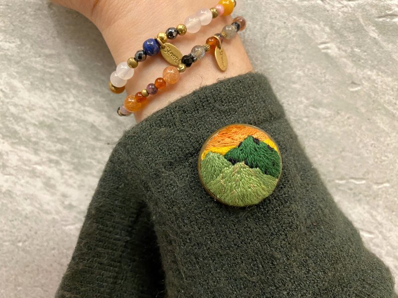 百岳上的落日餘暉胸針 刺繡別針 風景別針 蝴蝶扣別針 客製化刺繡 - 胸針 - 棉．麻 多色