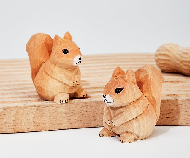 シシィの小さなリスの木彫り - ショップ Mokuomo 置物 - Pinkoi