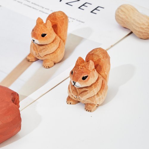 シシィの小さなリスの木彫り - ショップ Mokuomo 置物 - Pinkoi