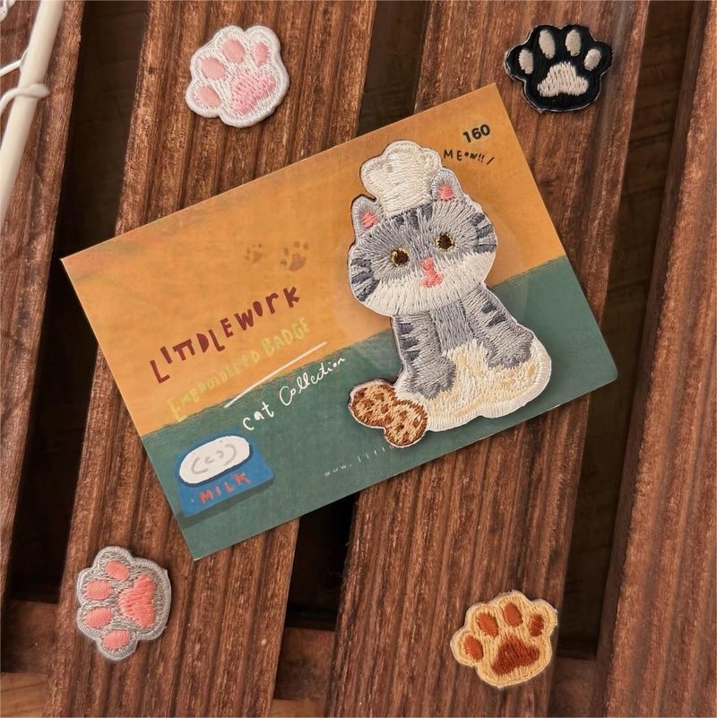 刺繡燙貼/別針 | 貓咪 - 踏踏灰貓 | Littdlework - 徽章/別針 - 繡線 多色
