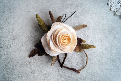 大きな白いバラのブローチの花フェルトウールの装飾茶バラギフトオレンジのつぼみb