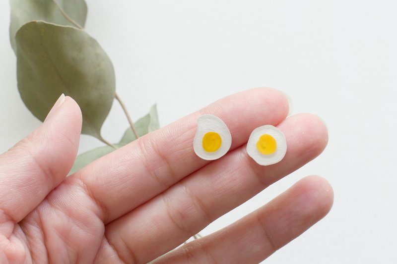 Fried poached egg ear nail ear clip - Earrings & Clip-ons - Plastic White