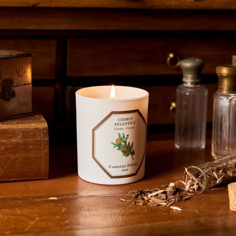 Carrière Frères Cedar Scented Candle - เทียน/เชิงเทียน - ดินเผา ขาว