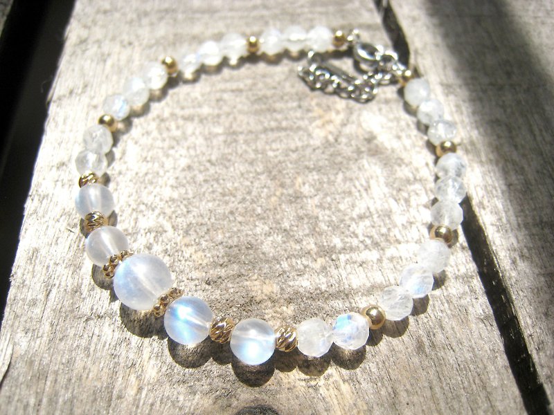 [Stone for June] Jiang Xue [Moonstone Bracelet] Crystal Bracelet - Bracelets - Crystal White