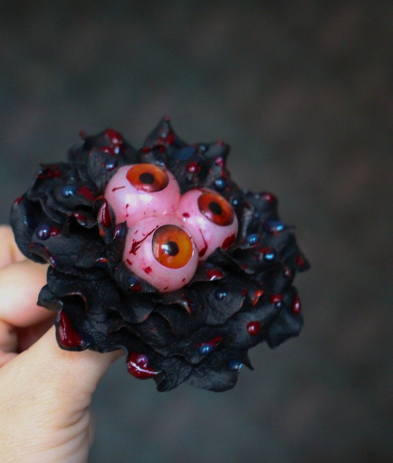 Creepy black flower with eyes and blood Black flower brooch - เข็มกลัด - ดินเหนียว สีดำ