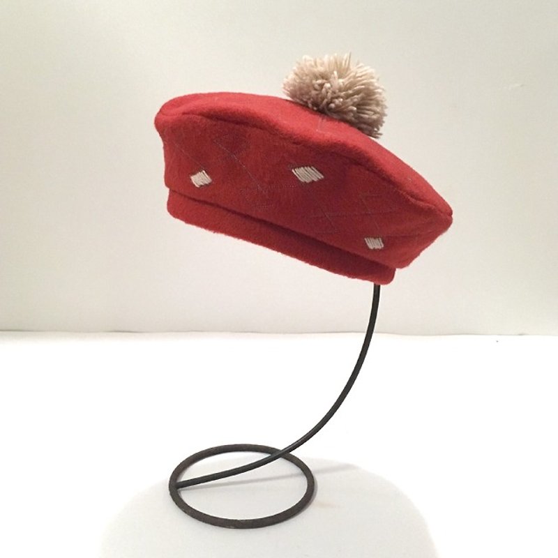 刺繍ポンポンベレー帽　レッド - 口水肩/圍兜 - 其他材質 紅色