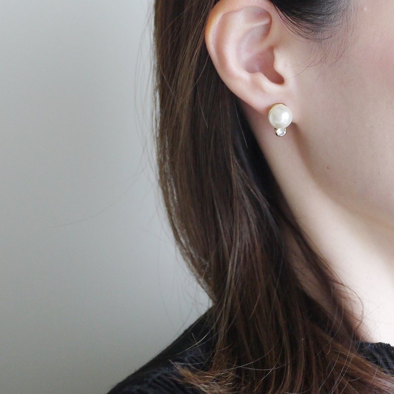 Elegant and simple pearl earrings - ต่างหู - เครื่องเพชรพลอย สีทอง