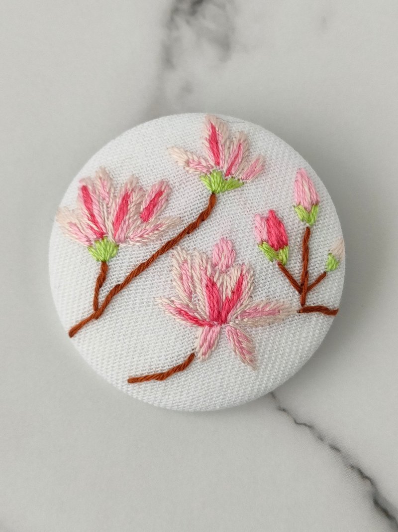 ピンクの木蓮刺繍ブローチ - 胸針 - 棉．麻 粉紅色