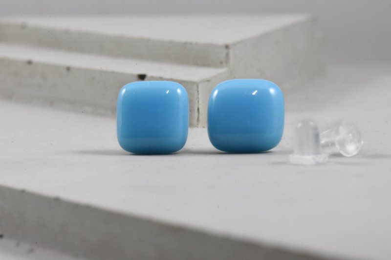 色付き釉薬イヤリング-Pantone297 - ピアス・イヤリング - ガラス ブルー