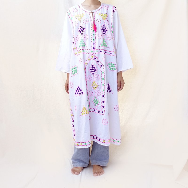 BajuTua / Vintage / Pakistan / Afghanistan with small round mirror hand-embroidered robes - One Piece Dresses - Cotton & Hemp White