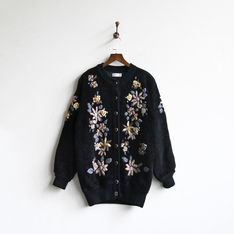 [Egg Plant Vintage] Yexiang Huayu Seiko three-dimensional thread embroidery vintage sweater jacket - Women's Sweaters - Other Man-Made Fibers Black