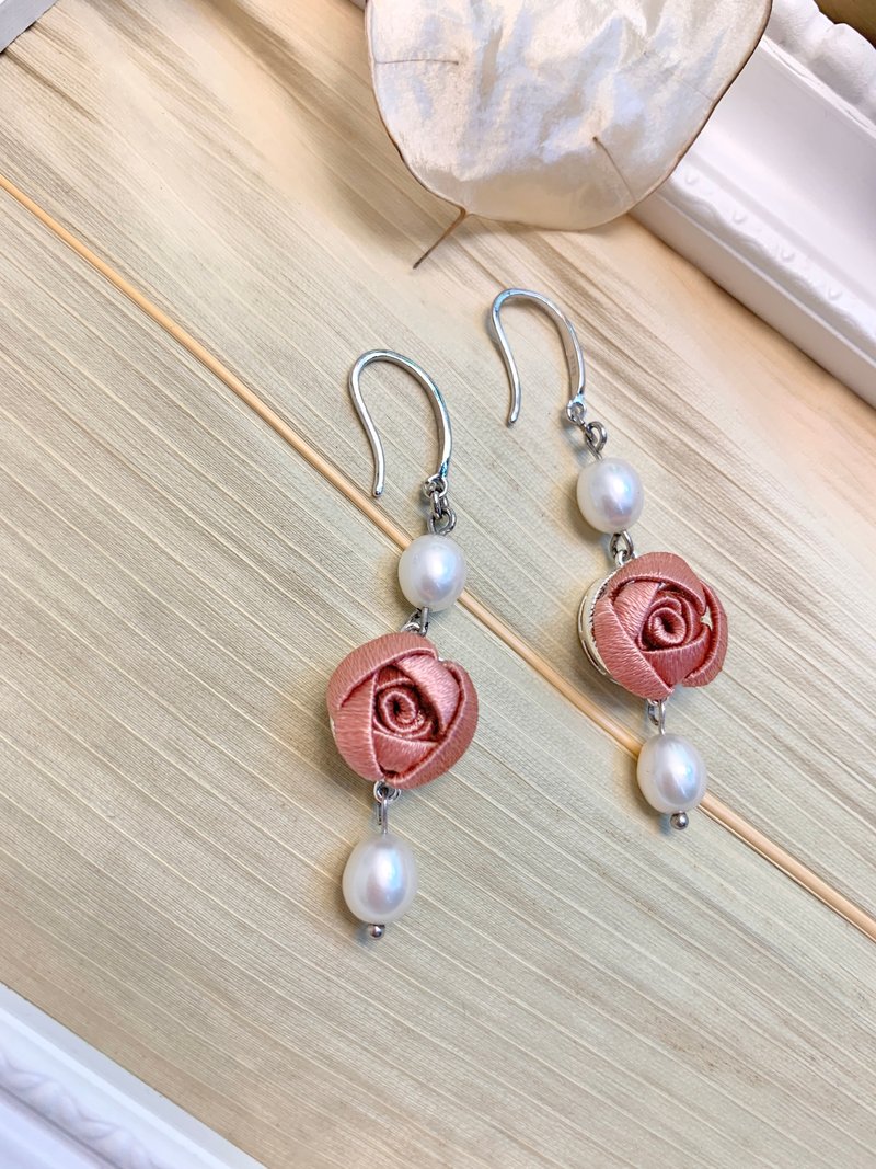 【Re-Re】 Silk Flora - Sophia Double Pearl Little Rose Earring - ต่างหู - ผ้าไหม สึชมพู