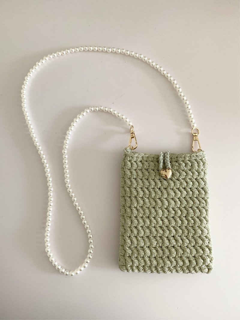 Crochet lurex mesh yarn crossbody mobile pouch with imitations pearls strap - กระเป๋าแมสเซนเจอร์ - วัสดุอื่นๆ สีเขียว