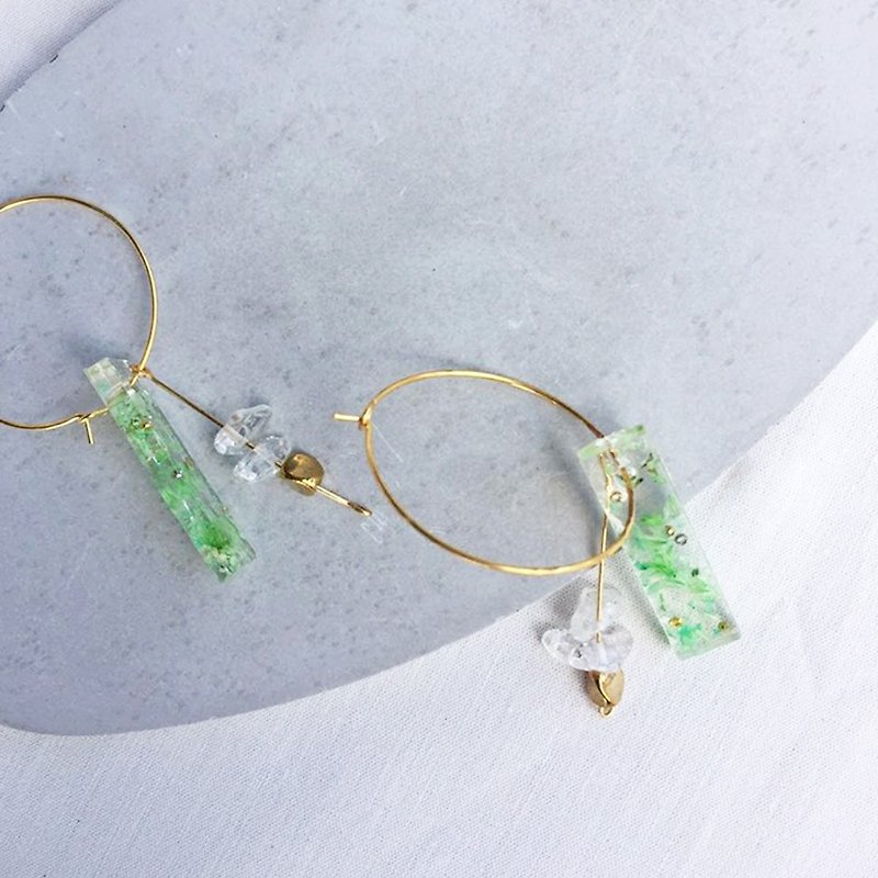 Scattered Gypsophila Bookmark Golden Circle Brass Natural Stone (Gold) - Earrings & Clip-ons - Copper & Brass Green
